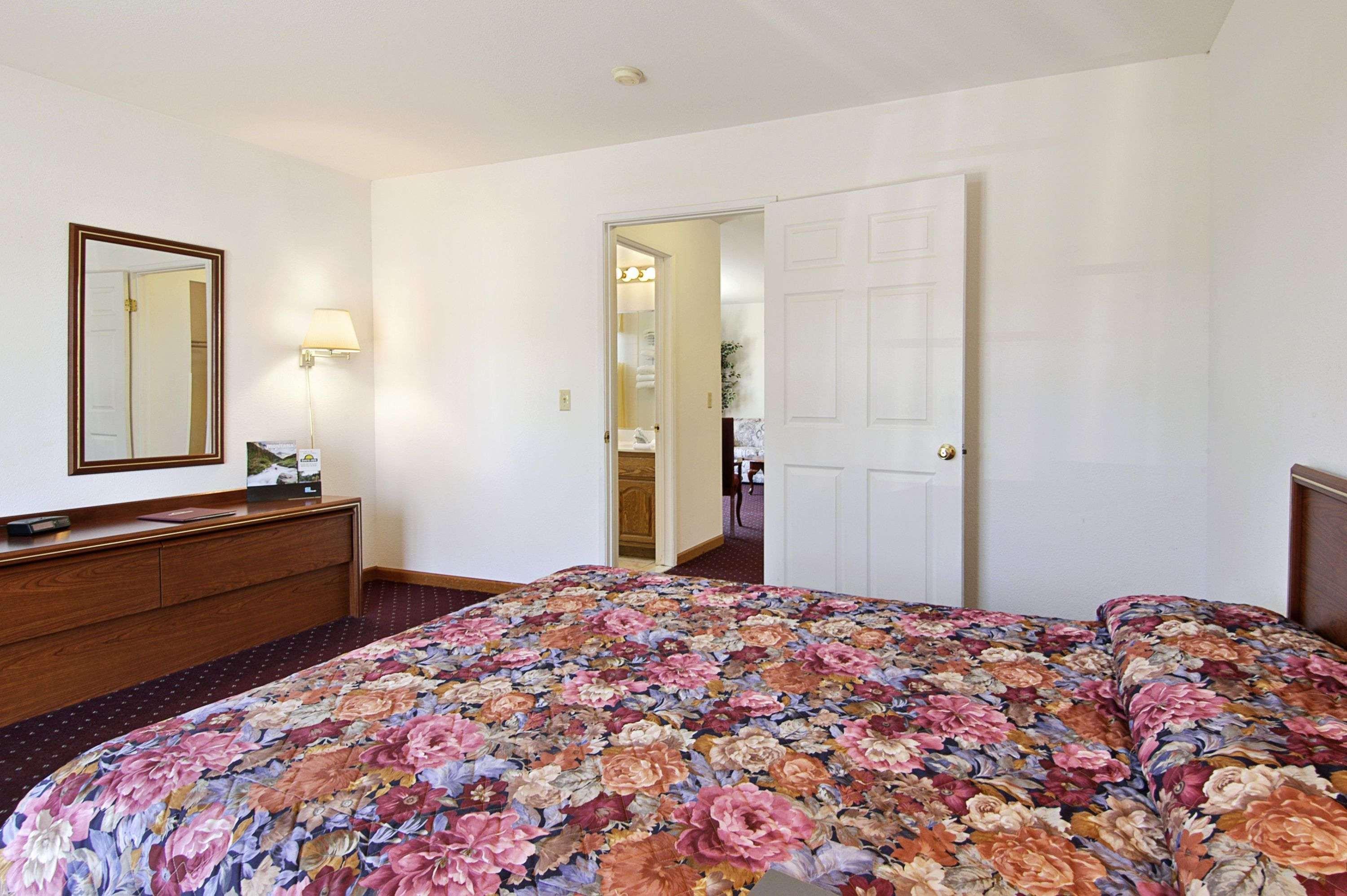 Days Inn & Suites By Wyndham Lolo Buitenkant foto