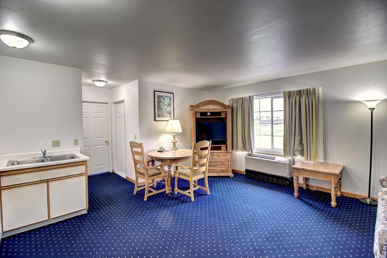 Days Inn & Suites By Wyndham Lolo Buitenkant foto